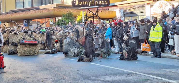 Perchtenauftritte vor dem Inntalcenter mitten in Kufstein