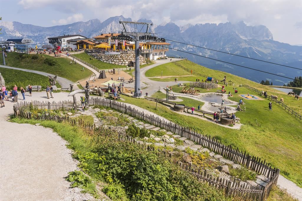 10-person gondola lift Hartkaiserbahn